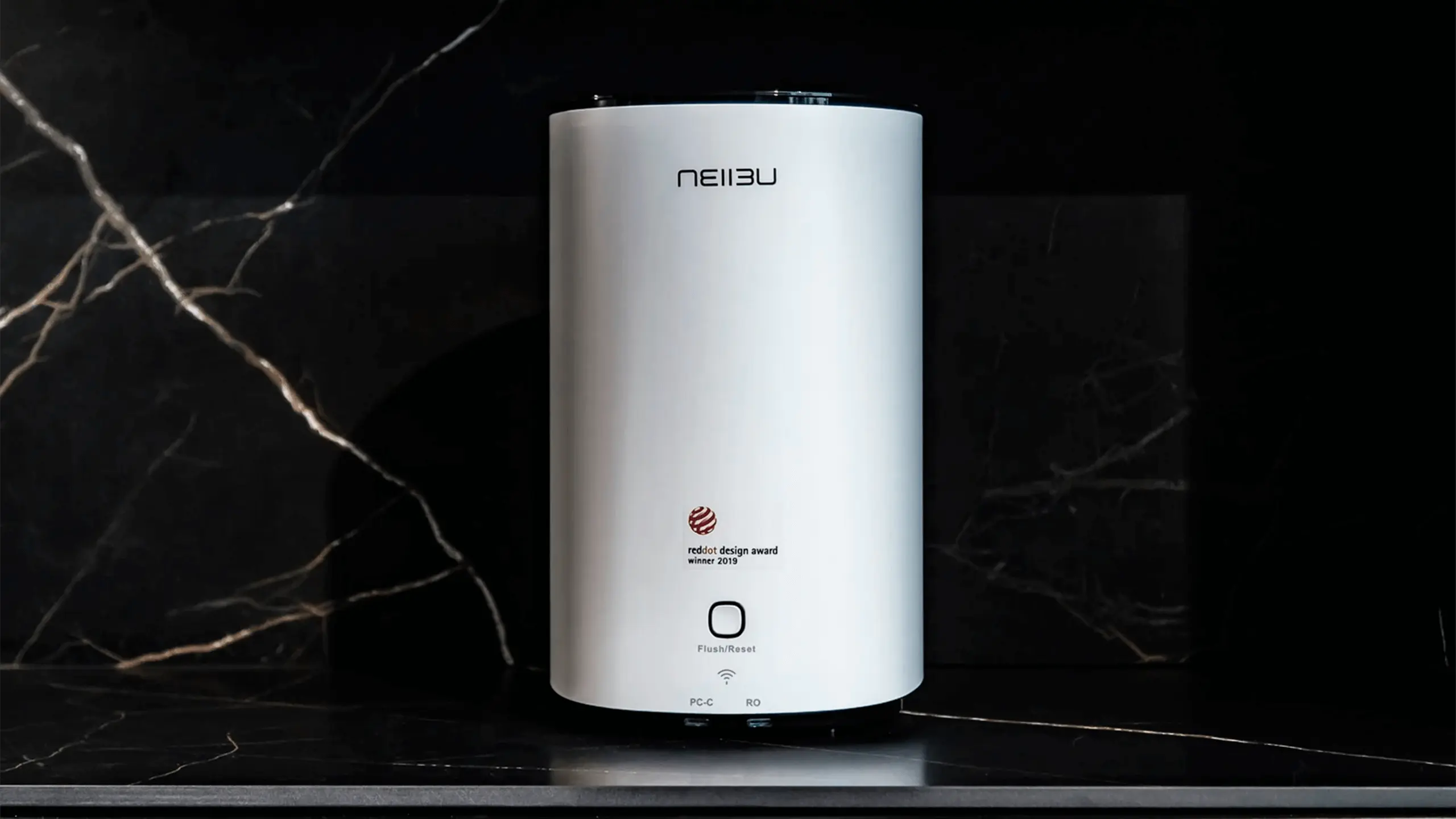 Dispensador Flow de agua osmotizada en una sala de estar