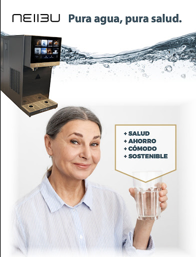 Composición publicitaria de la marca NEIIBU con el titular "Pura agua, pura salud." y un gráfico de agua en movimiento con burbujas de fondo. En la esquina superior izquierda se muestra una máquina oscura con detalles dorados y pantalla táctil digital, ilustrando visualmente el mejor sistema de filtrado de agua domestico. En primer plano, una mujer mayor sonriente con blusa a rayas celestes sostiene un vaso de agua transparente, acompañada de un cuadro de texto que destaca los beneficios: "+ SALUD", "+ AHORRO", "+ CÓMODO", "+ SOSTENIBLE".